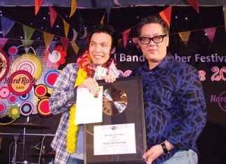 Hard Rock GM Gorge Carlos Smith (right) presents the Manager of the Year award to Joseph Gee Hin Fook at the Hard Rock’s annual staff party.